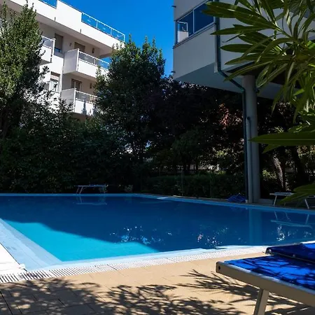 Con Piscina A Marina Centro דירה